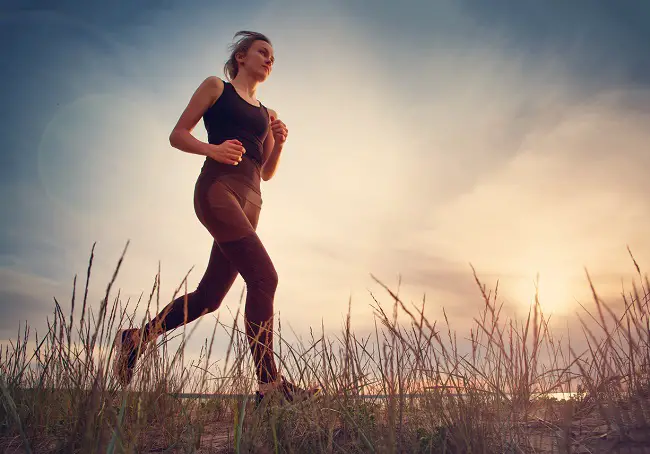 cuerpo curvilíneo corriendo