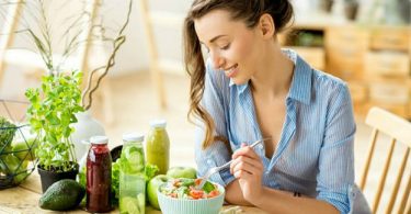 Una mujer realizando la dieta Dukan