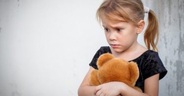 Una niña que sufre de trastornos de ansiedad