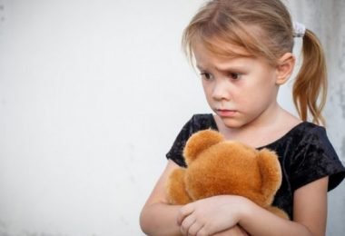 Una niña que sufre de trastornos de ansiedad