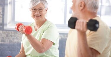 Mujer mayor realizando entrenamientos para evitar las fracturas de huesos