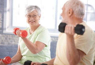 Mujer mayor realizando entrenamientos para evitar las fracturas de huesos