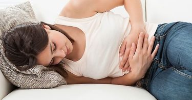 Una mujer con dolor abdominal por síntomas de peritonitis