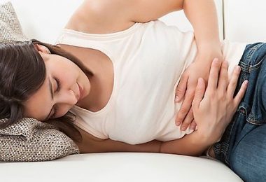 Una mujer con dolor abdominal por síntomas de peritonitis