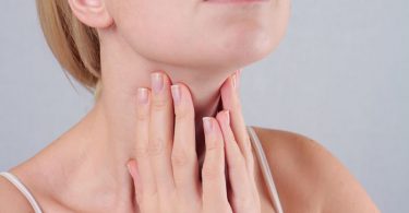Una mujer que padece hipotiroidismo
