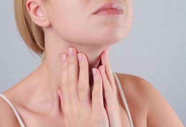 Una mujer que padece hipotiroidismo