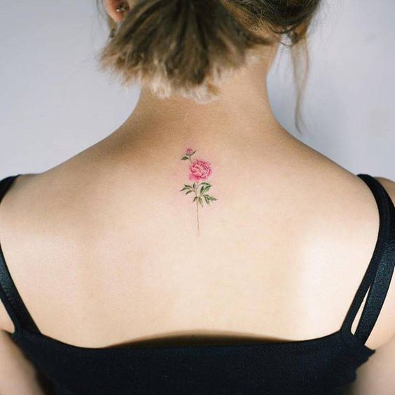 una pequeña rosa tatuada en la espalda