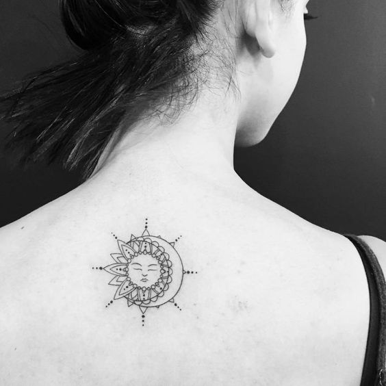 tatuaje en la espalda mitad sol y mitad luna