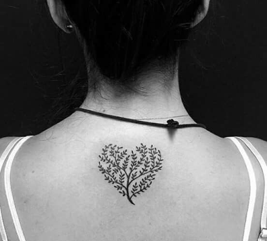 Um coração em forma de galho tatuado nas costas
