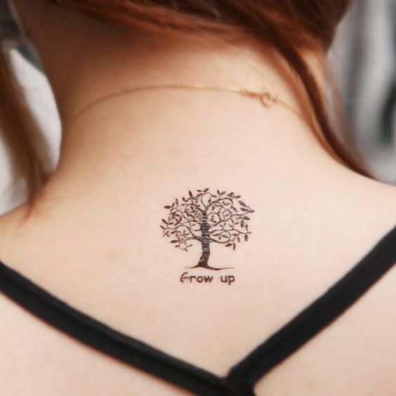 El árbol de la vida tatuado en la espalda