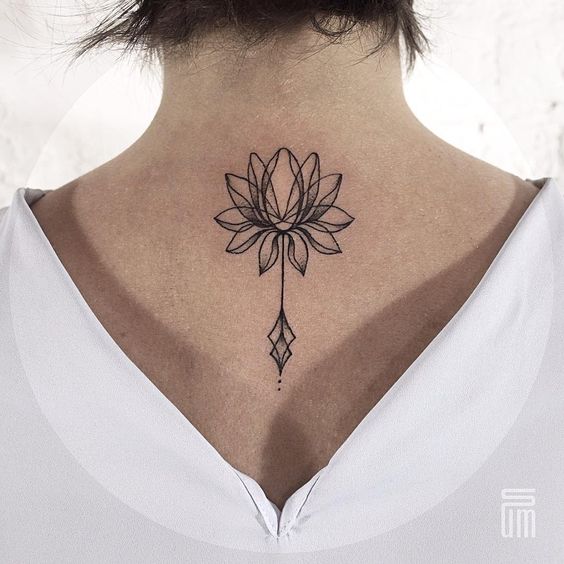 Una rosa en forma de tribal tatuada en la espalda