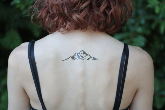 Uma pequena montanha como uma tatuagem nas costas