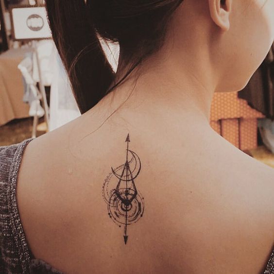 Símbolo musical tatuado en la espalda