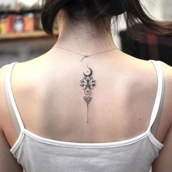 Figura simbólica tatuada nas costas