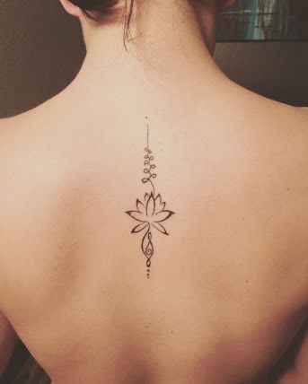 Mujer con un tatuaje de una flor en la espalda