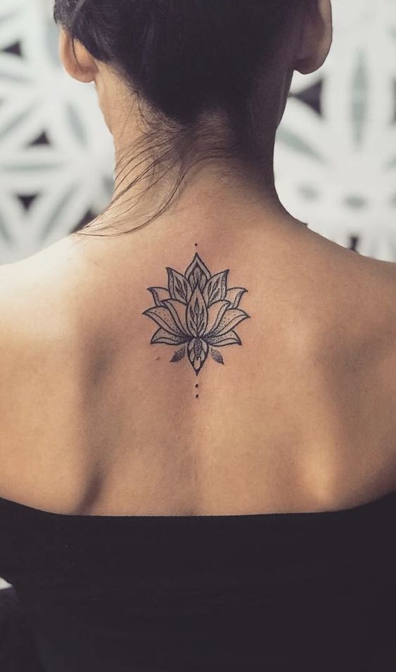 Una rosa en forma de tribal mediana como un tatuaje para la espalda