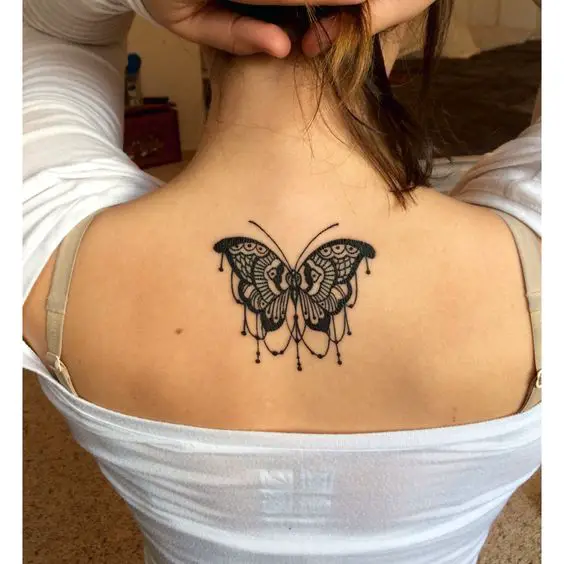 Mariposa de tamaño mediano tatuada en la espalda