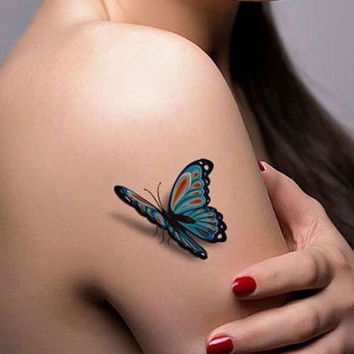 Mujer con una mariposa azul con diseño en 3d tatuada en el brazo