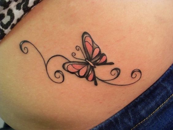 un diseño único de mariposa tatuada en el cuerpo