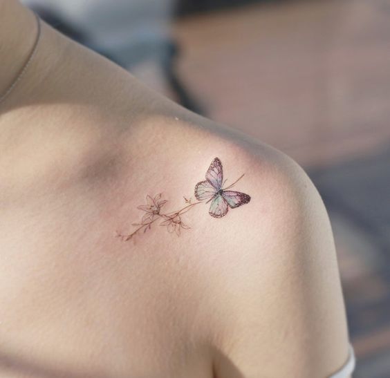 un tatuaje de una mariposa que simboliza el renacimiento