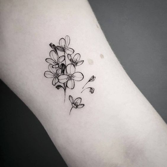 Tatuaje de flores en el brazo