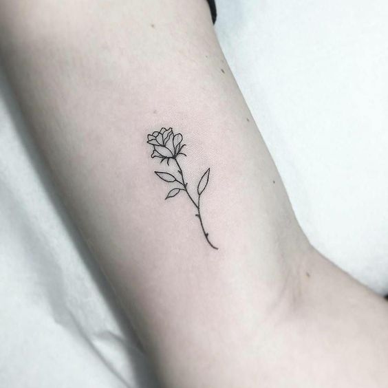 Tatuaje de flor simple en el brazo