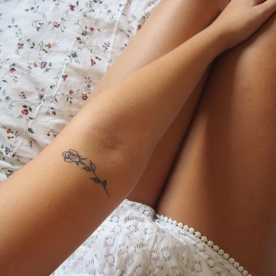 Una flor tribal tatuada en el brazo