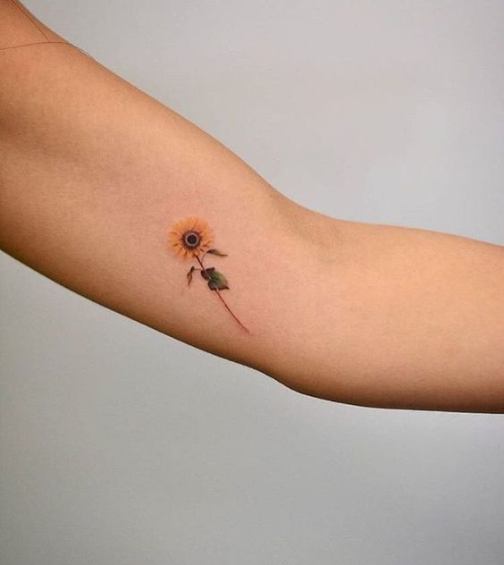 Girasol tatuado en el brazo