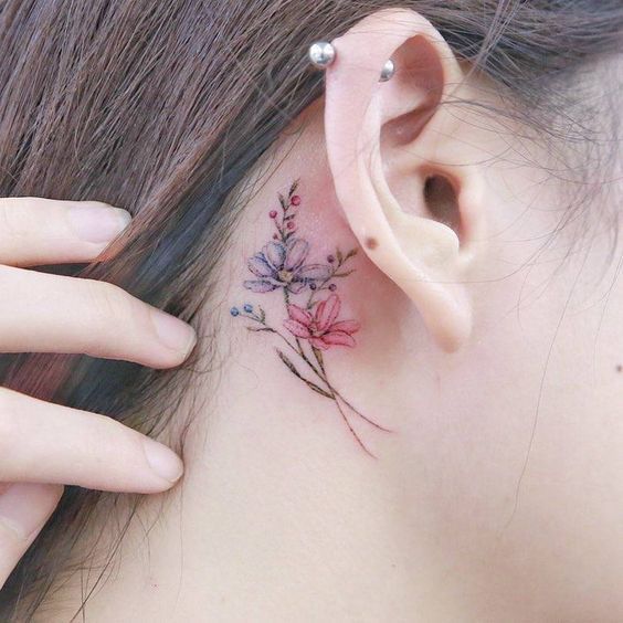 Tatuaje de flor en la nuca