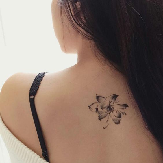 Una flor negra tatuada en la espalda