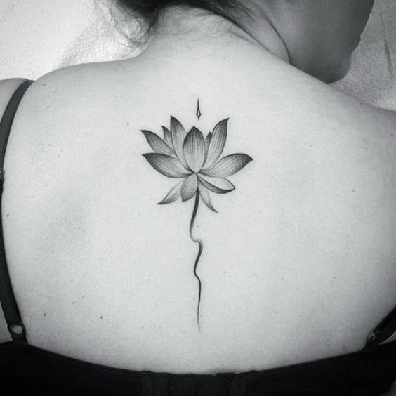 Tatuaje de flor con sombras en la espalda