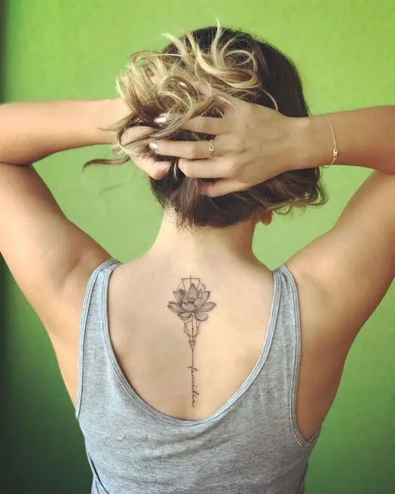 Una flor mediana tatuada en la espalda