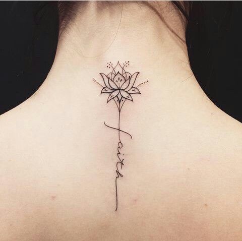 flor con tallo de frase tatuada en la espalda