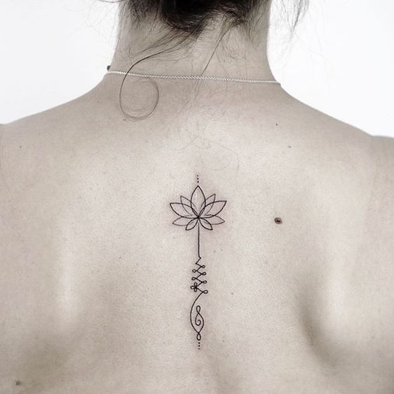 Un tatuaje tribal de una flor en la espalda