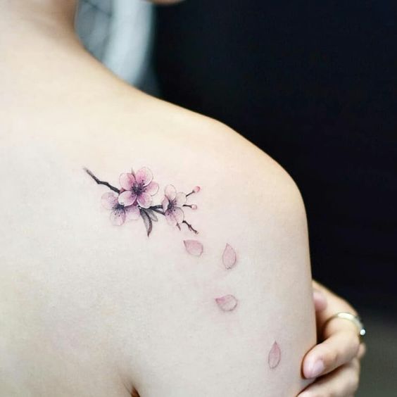 Tatuaje de una rosa en el hombro