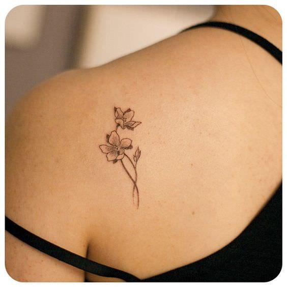 Una mujer con flores tatuadas en su espalda