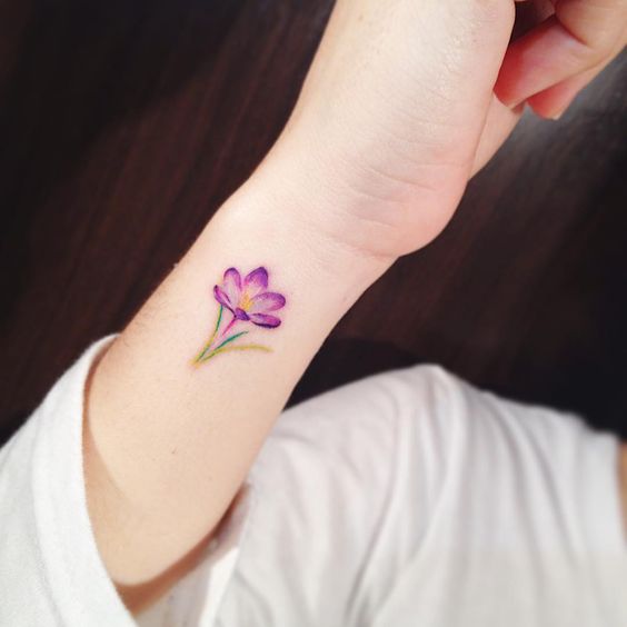 Flor de loto tatuada en la mano