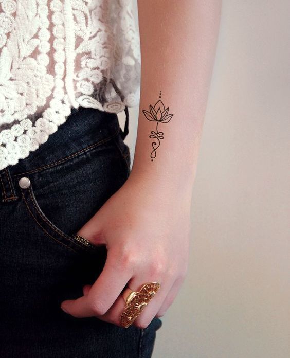 Una chica con tatuaje de flores en su antebrazo