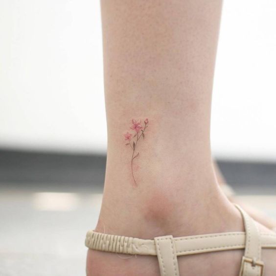 Pequeña for tatuada en el pie