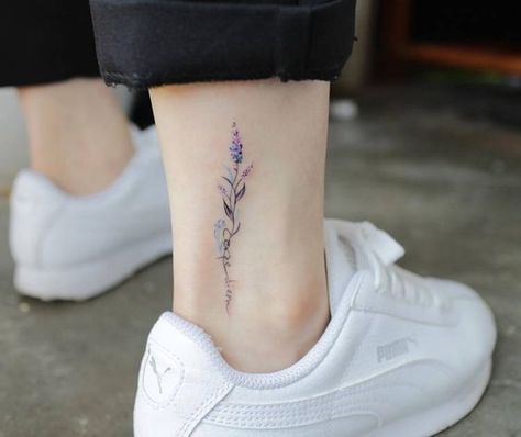 Una flor azul tatuada en el pie