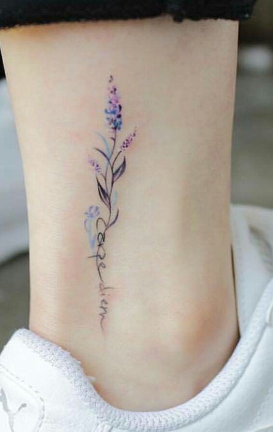 Flor pequeña tatuada en la parte posterior de la pierna