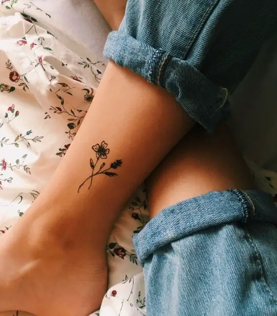 Rosa tatuada en la mano