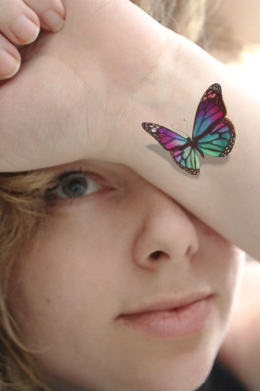 Mariposa en 3d tatuada en la muñeca