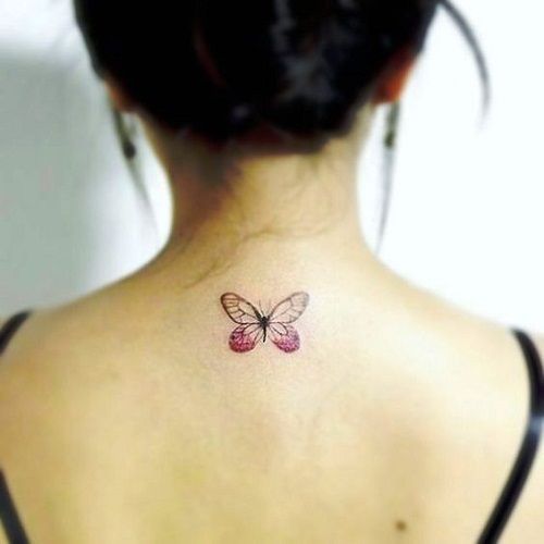 mariposa transparente tatuada en la espalda