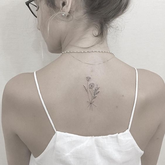 Una rosa simple tatuada en la espalda