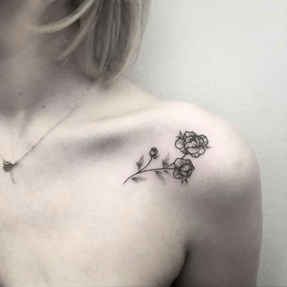 Tatuaje de rosa negra en el hombro