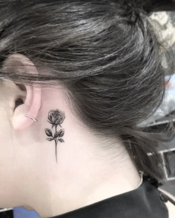 Uma rosa tatuada atrás da orelha