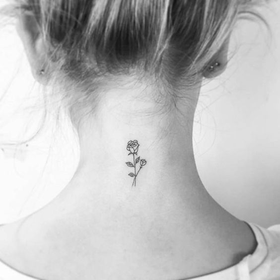 Pequena rosa tatuada na nuca de uma jovem mulher