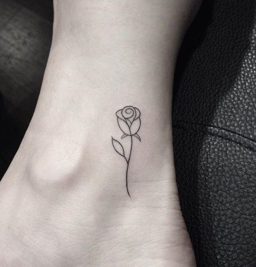 Tatuaje de una rosa simple en el pie