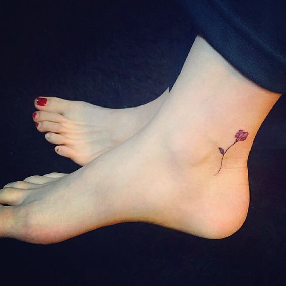 Uma rosa tatuada no pé de uma jovem